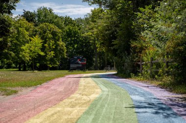 Toronto Adaları 'ndaki gökkuşağı yolu. Bu 600 metrelik yol dünyanın en uzun gökkuşağı yoludur..