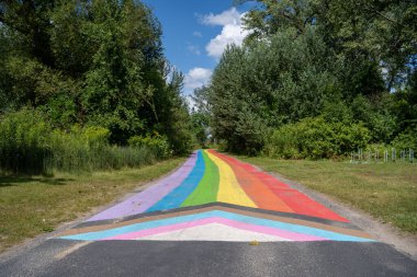 Toronto Adaları 'ndaki gökkuşağı yolu. Bu 600 metrelik yol dünyanın en uzun gökkuşağı yoludur..