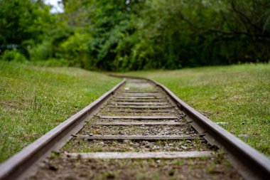 Çimlere yakın demiryolu..