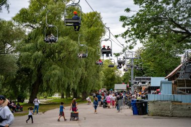 Toronto Adaları 'ndaki Centreville Lunaparkı' ndaki teleferik. Toronto, Kanada - 22 Ağustos 2024.