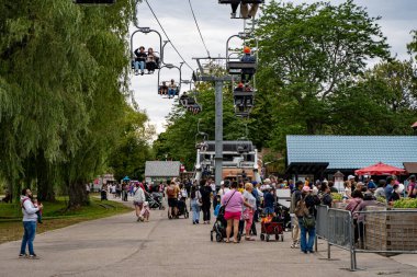 Toronto Adaları 'ndaki Centreville Lunaparkı ziyaretçileri. Toronto, Kanada - 22 Ağustos 2024.