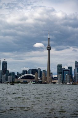 Toronto Adaları 'ndan Toronto şehir merkezindeki CN Kulesi ve Roger Merkezi' nin görüntüsü. Toronto, Kanada - 22 Ağustos 2024.