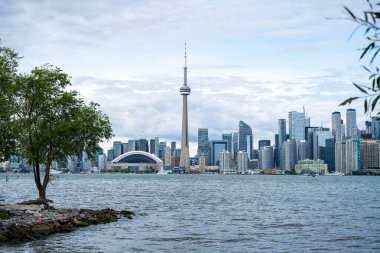 Toronto Adaları 'ndan Toronto şehir merkezindeki CN Kulesi ve Roger Merkezi' nin görüntüsü. Toronto, Kanada - 22 Ağustos 2024.