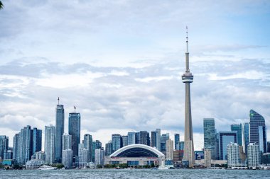 Toronto Adaları 'ndan Toronto şehir merkezindeki CN Kulesi ve Roger Merkezi' nin görüntüsü. Toronto, Kanada - 22 Ağustos 2024.