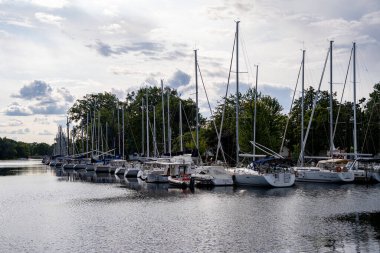 Toronto Adaları 'ndaki Royal Canadian Yat Kulübü' nde tekneler. Toronto, Kanada - 22 Ağustos 2024.