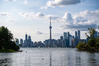 Toronto Adaları 'ndan Toronto şehir merkezi manzarası. Toronto, Kanada - 22 Ağustos 2024.