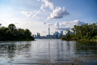 Toronto Adaları 'ndan Toronto şehir merkezi manzarası. Toronto, Kanada - 22 Ağustos 2024.