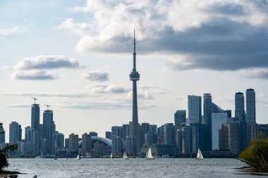 Toronto Adaları 'ndan Toronto şehir merkezi manzarası. Toronto, Kanada - 22 Ağustos 2024.