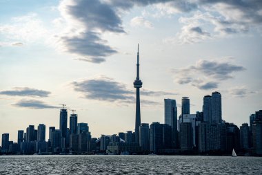 Algonquin Adası 'ndan Toronto şehir merkezi manzarası. Toronto, Kanada - 22 Ağustos 2024.