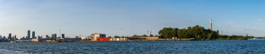 Toronto Adaları 'ndan Polson İskelesi ve Toronto Limanı' nın panoramik manzarası. Toronto, Kanada - 22 Ağustos 2024.