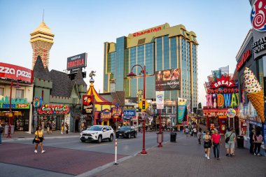 Clifton Hill manzarası. Clifton Hill, Niagara Şelalesi 'nin en büyük turist gezintilerinden biridir. Niagara Şelalesi, Kanada - 20 Eylül 2024.