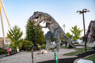 Clifton Hill 'deki Dinozor Macerası Golf minyatür golf sahasının manzarası. Niagara Şelalesi, Kanada - 20 Eylül 2024.