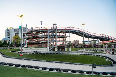 Clifton Hill 'deki Niagara Yarış Pisti manzarası. Niagara Şelalesi, Kanada - 20 Eylül 2024.