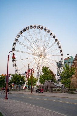 Clifton Hill 'deki Niagara Sky Wheel dönme dolabının görüntüsü. Niagara Şelalesi, Kanada - 20 Eylül 2024.
