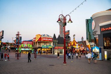 Clifton Hill manzarası. Clifton Hill, Niagara Şelalesi 'nin en büyük turist gezintilerinden biridir. Niagara Şelalesi, Kanada - 20 Eylül 2024.