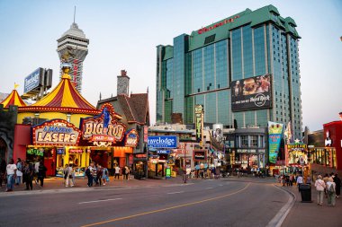 Clifton Hill manzarası. Clifton Hill, Niagara Şelalesi 'nin en büyük turist gezintilerinden biridir. Niagara Şelalesi, Kanada - 20 Eylül 2024.