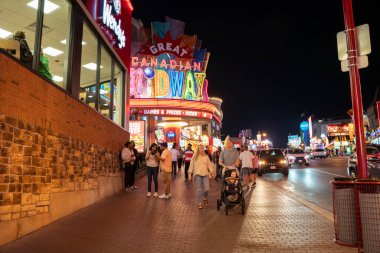 Clifton Hill 'in gece manzarası. Clifton Hill, Niagara Şelalesi 'nin en büyük turist gezintilerinden biridir. Niagara Şelalesi, Kanada - 20 Eylül 2024.