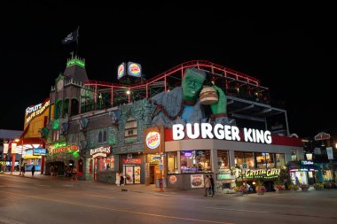 Clifton Hill 'in gece manzarası. Clifton Hill, Niagara Şelalesi 'nin en büyük turist gezintilerinden biridir. Niagara Şelalesi, Kanada - 20 Eylül 2024.