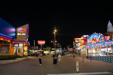 Clifton Hill 'in gece manzarası. Clifton Hill, Niagara Şelalesi 'nin en büyük turist gezintilerinden biridir. Niagara Şelalesi, Kanada - 20 Eylül 2024.