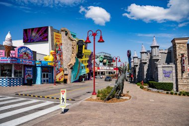 Clifton Hill manzarası. Clifton Hill, Niagara Şelalesi 'nin en büyük turist gezintilerinden biridir. Niagara Şelalesi, Kanada - 20 Eylül 2024.