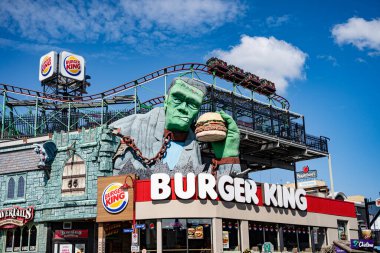Clifton Hill 'deki Burger King manzarası. Burger King Corporation, Amerika Birleşik Devletleri 'nin çok uluslu fast food restoranları zinciri. Niagara Şelalesi, Kanada - 20 Eylül 2024.