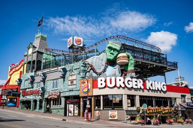Clifton Hill Caddesi manzarası. Clifton Hill, Niagara Şelalesi 'nin en büyük turist gezintilerinden biridir. Niagara Şelalesi, Kanada - 20 Eylül 2024.