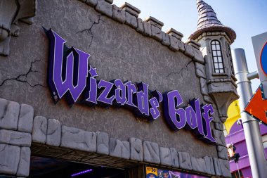 Clifton Hill 'deki Wizards' Golf tabelası. Niagara Şelalesi, Kanada - 20 Eylül 2024.