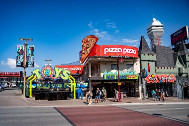 Clifton Hill Caddesi manzarası. Clifton Hill, Niagara Şelalesi 'nin en büyük turist gezintilerinden biridir. Niagara Şelalesi, Kanada - 20 Eylül 2024.