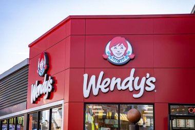 Wendy Clifton Hill 'de. Wendy 's, uluslararası bir fast food restoran zinciri. Niagara Şelalesi, Kanada - 20 Eylül 2024.