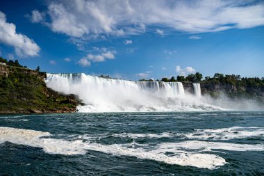 Niagara Nehri 'nden Amerikan Şelalesi manzarası.