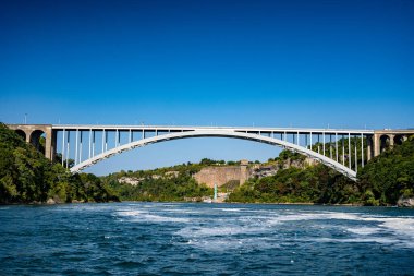 Niagara Nehri 'nden Gökkuşağı Uluslararası Köprüsü manzarası.