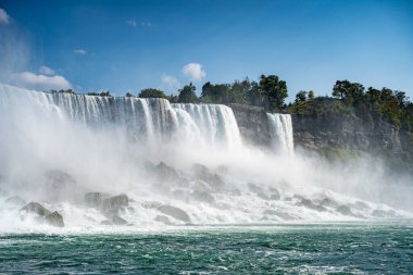 Niagara Nehri 'nden Amerikan Şelalesi manzarası.