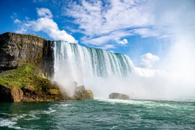 Niagara Nehri 'nden Kanada At Nalı Şelalesi manzarası.