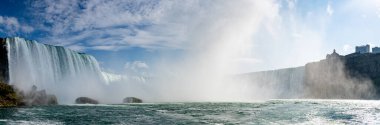 Niagara Nehri 'nden Kanada Atnalı Şelalesi' nin panoramik manzarası.