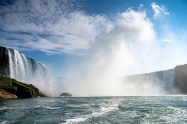 Niagara Nehri 'nden Kanada At Nalı Şelalesi manzarası.