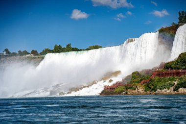 Niagara Nehri 'nden Amerikan Şelalesi manzarası.