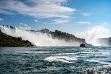 Niagara Nehri 'nden Niagara Şelalesi manzarası.