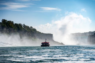 Niagara Nehri 'nden Niagara Şelalesi manzarası. Niagara Şelalesi, Kanada - 20 Eylül 2024.