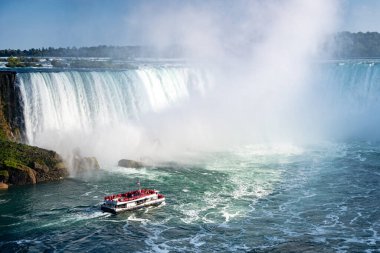Kanada tarafından Niagara Şelalesi 'nde bir tur teknesi. Niagara Şelalesi, Kanada - 20 Eylül 2024.