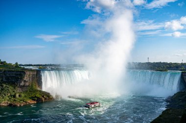 Kanada tarafından Niagara Şelalesi 'nde bir tur teknesi..