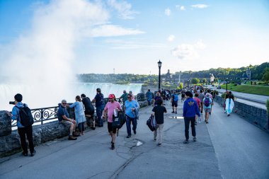 Niagara Şelalesi 'ndeki turistler. Niagara Şelalesi, Kanada - 20 Eylül 2024.