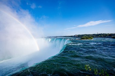 Gökkuşağıyla Niagara Şelalesi manzarası.