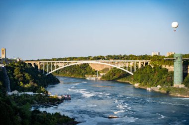 Niagara Şelalesi 'ndeki Gökkuşağı Uluslararası Köprüsü manzarası. Niagara Şelalesi, Kanada - 20 Eylül 2024.
