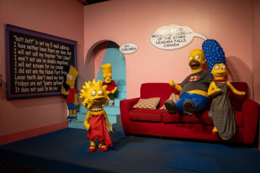 Simpsonlar Niagara Şelalesi Balmumu Müzesi 'nde balmumu heykeller yapıyorlar. Niagara Şelalesi, Kanada - 20 Eylül 2024.