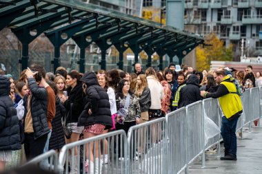 Taylor Swift The Eras Tour konserinden önce Rogers Center 'ın önündeki kalabalık. Toronto, Kanada - 21 Kasım 2024.