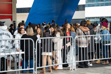 Taylor Swift The Eras Tour konserinden önce Rogers Center 'ın önündeki kalabalık. Toronto, Kanada - 21 Kasım 2024.