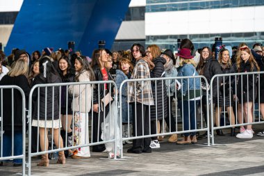 Taylor Swift The Eras Tour konserinden önce Rogers Center 'ın önündeki kalabalık. Toronto, Kanada - 21 Kasım 2024.