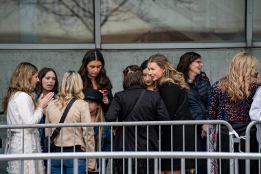 Taylor Swift The Eras Tour konserinden önce Rogers Center 'ın önündeki kalabalık. Toronto, Kanada - 21 Kasım 2024.