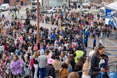 Taylor Swift The Eras Tour konserinden önce Rogers Center 'ın önündeki kalabalık. Toronto, Kanada - 21 Kasım 2024.