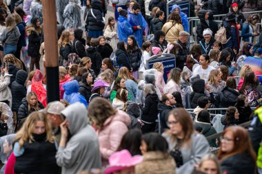 Taylor Swift The Eras Tour konserinden önce Rogers Center 'ın önündeki kalabalık. Toronto, Kanada - 21 Kasım 2024.
